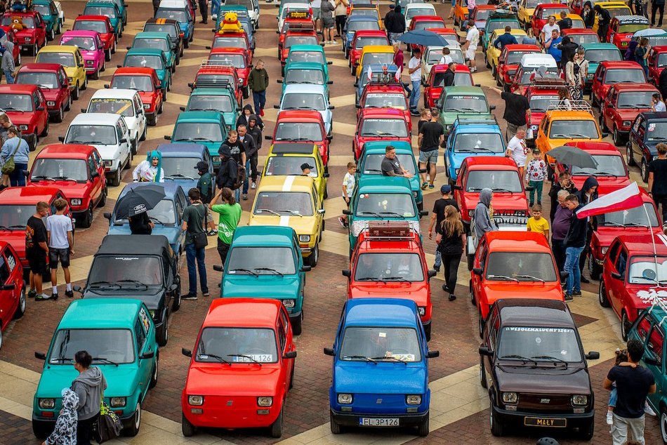 Łódź. Parada maluchów w Manufakturze! Kultowe fiaty 126p ciągle w modzie