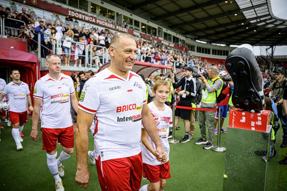 Łódź. Mecz Gwiazd w Łodzi. Na murawie Boniek, Krzynówek, Krychowiak