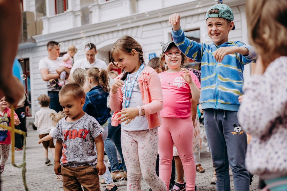 dzieci podczas zabawy