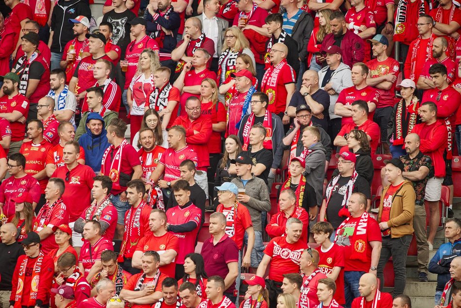Kibice na meczu Widzewa Łódź z Lechem Poznań