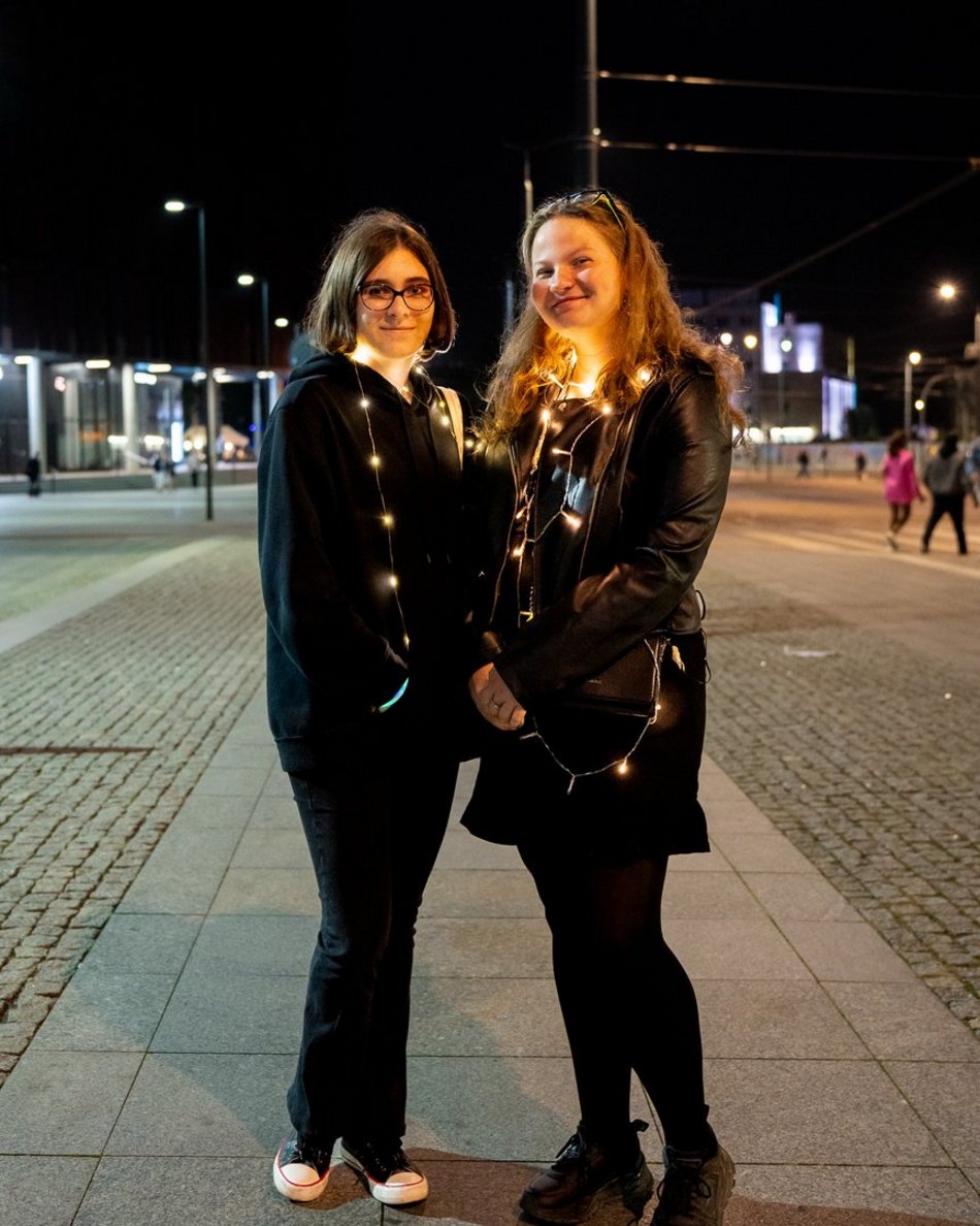 ludzie na festiwalu światła w Łodzi