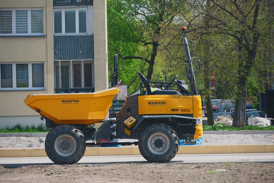 Kładą asfalt na Śmigłego-Rydza. Druga warstwa od Ronda Broniewskiego do centrum