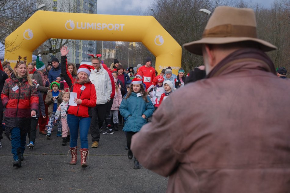 Łódź. Świąteczny bieg w parku Baden-Powella w Łodzi. Wspaniała atmosfera z nutą rywalizacji