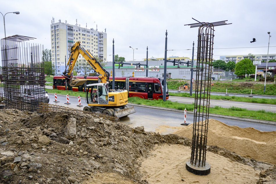 Łódź. Budowa kładki nad al. Wyszyńskiego w Łodzi (przy posesji nr 73)