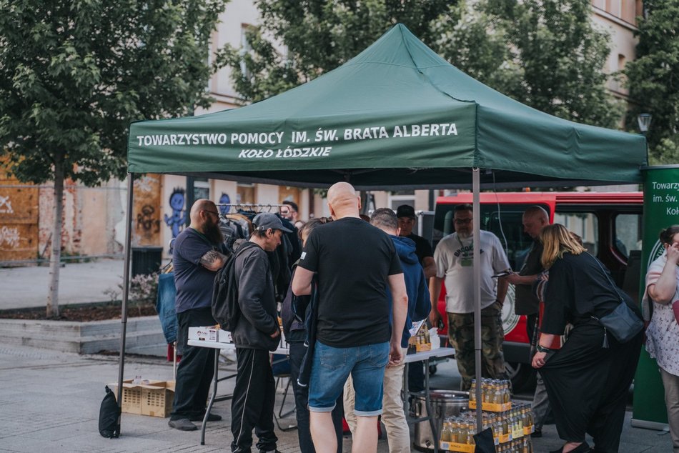 Łódź. Namiot Pełen Wsparcia w Pasażu Schillera już działa! Specjaliści pomagają potrzebującym