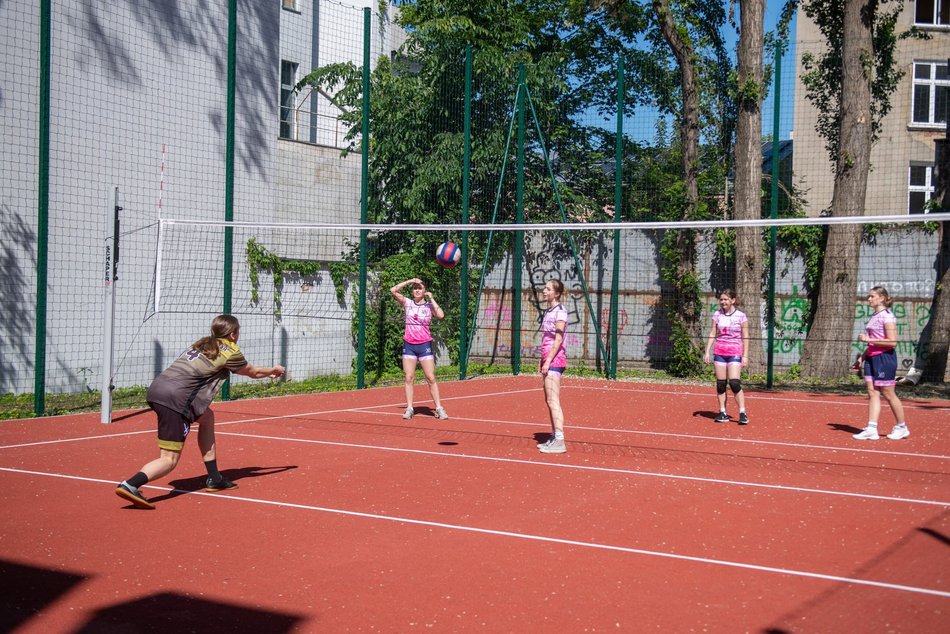 Nowe boisko w liceum przy Kopernika w Łodzi. Huczne otwarcie!