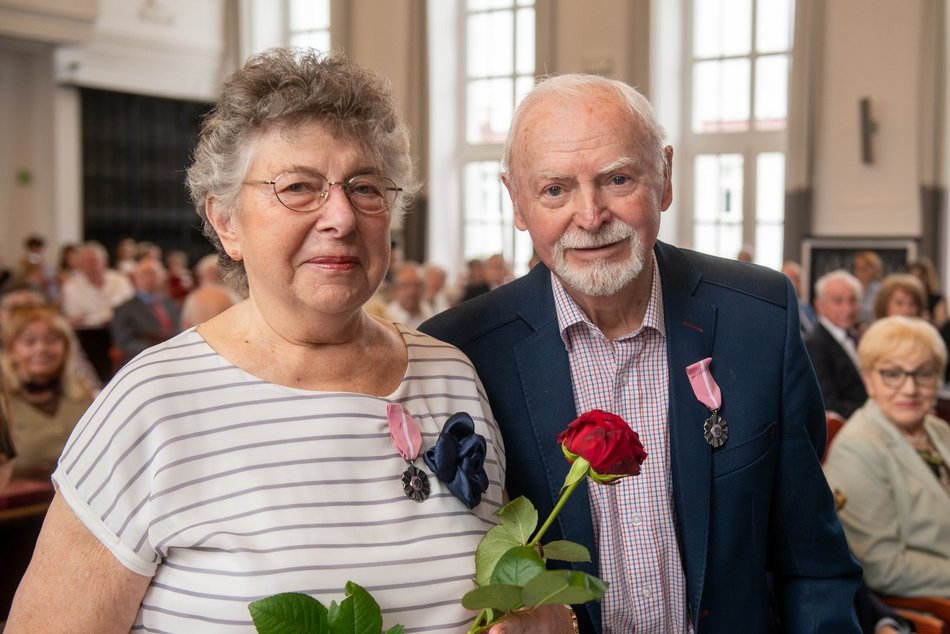 Łódź. Medale za długoletnie pożycia małżeńskie. Rekordziści są razem ponad 60 lat!
