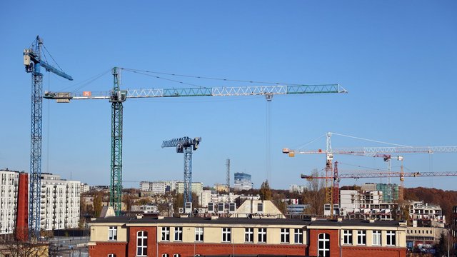 Rekord żurawi budowlanych nad Łodzią! Ile dźwigów pracowało w lutym nad miastem?