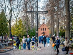 Łodzianie już na Starym Cmentarzu w Łodzi. Tak odwiedzają bliskich
