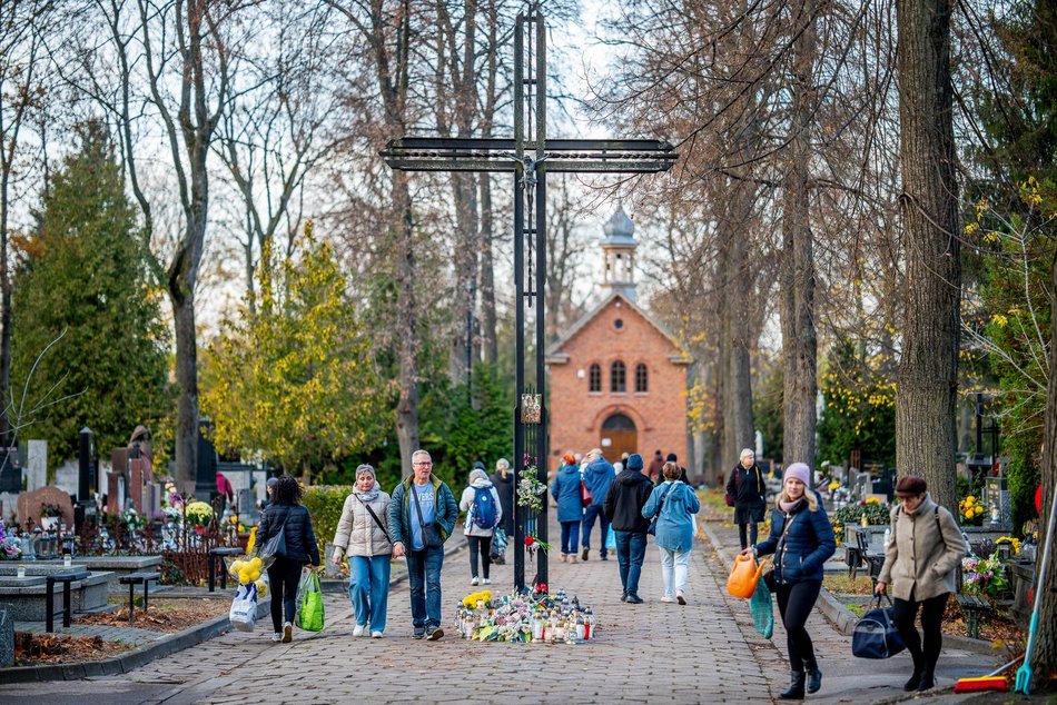 Łodzianie już na Starym Cmentarzu w Łodzi. Tak odwiedzają bliskich