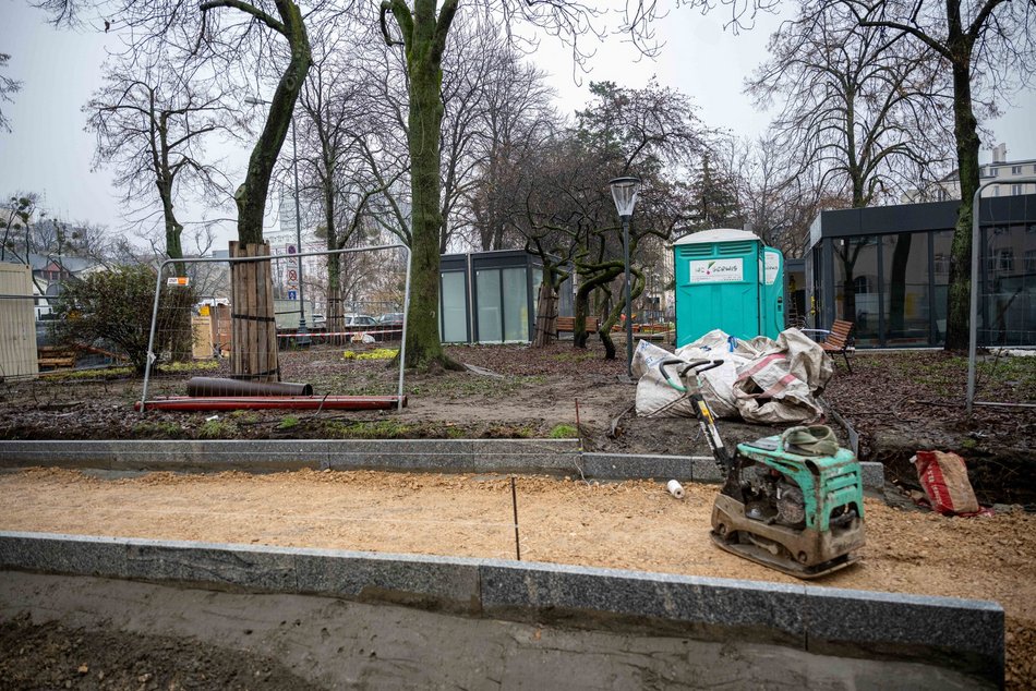 Plac Komuny w remoncie. Zakończyła się budowa chodnika od Sienkiewicza