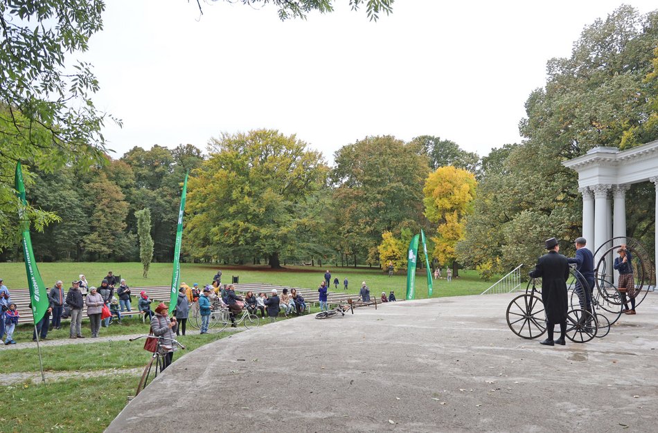 Pokaz rowerowy w parku Julianowskim