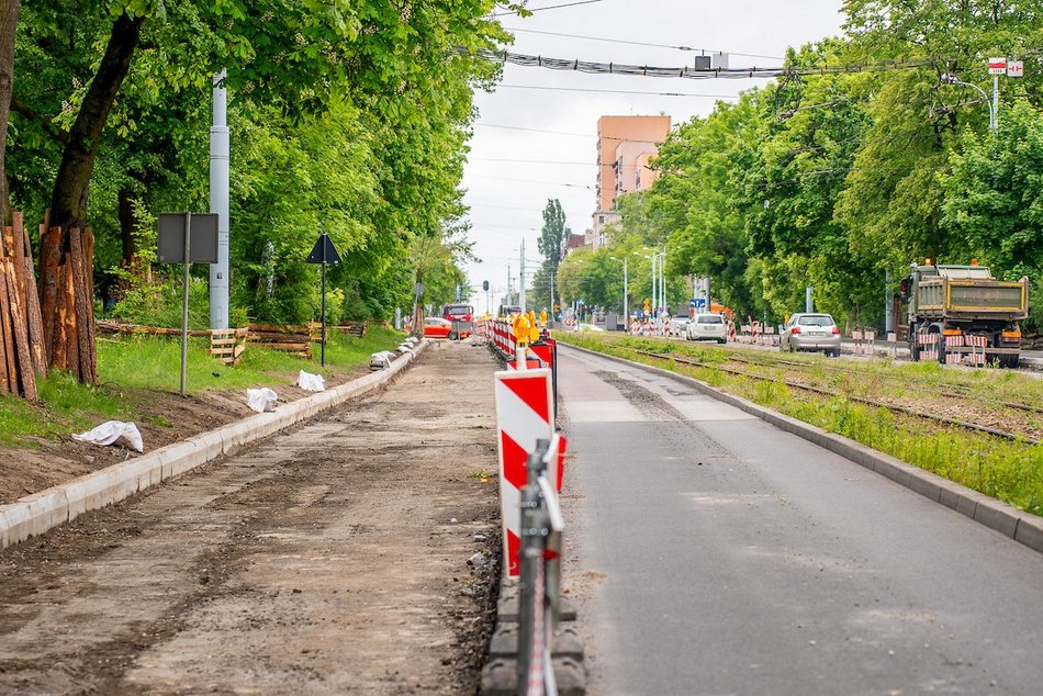Łódź. Remont Pabianickiej nie zwalnia tempa. Nowe krawężniki, chodnik i nawierzchnia