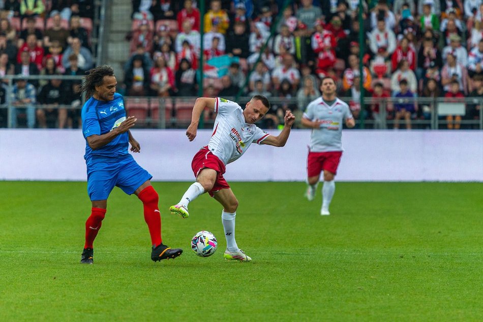Łódź. Mecz Gwiazd w Łodzi. Na murawie Boniek, Krzynówek, Krychowiak