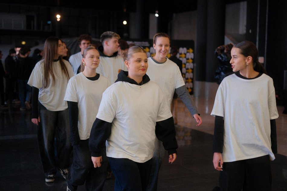 Łódź. Licealiści z Łodzi zatańczyli Belgijkę! Wielkie świętowanie Międzynarodowego Dnia Licealisty