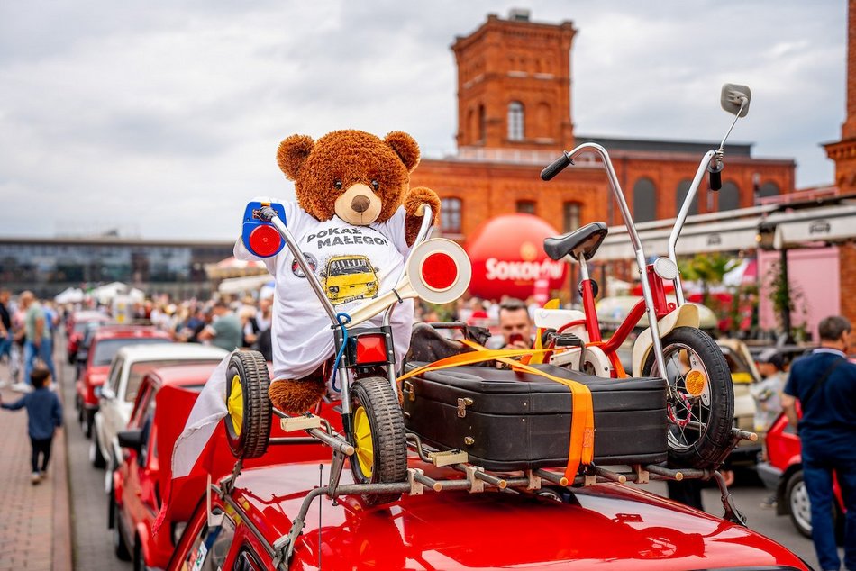 Łódź. Parada maluchów w Manufakturze! Kultowe fiaty 126p ciągle w modzie