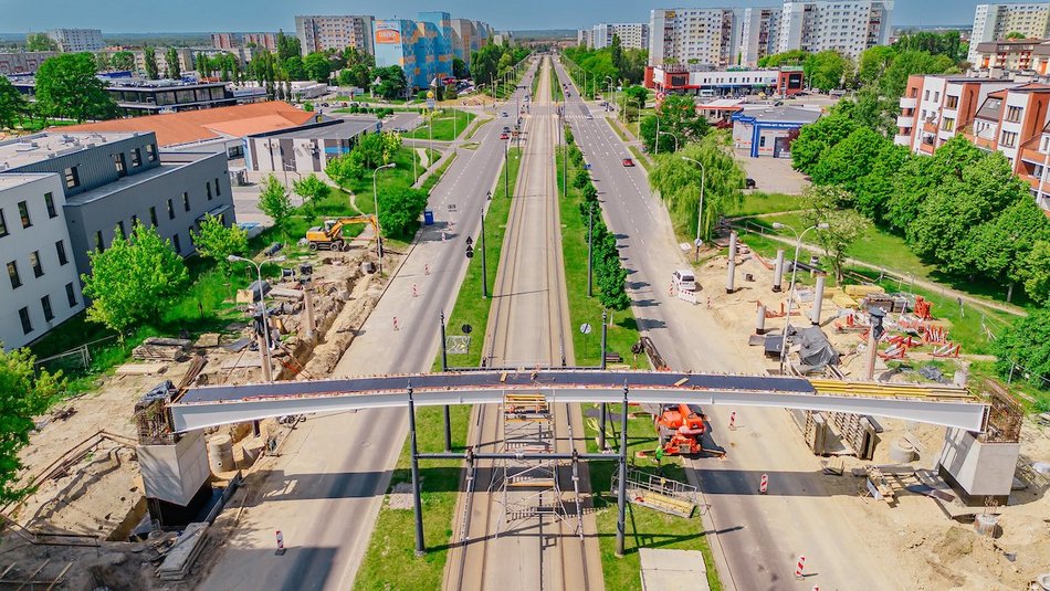 Łódź. Budowa kładek na Wyszyńskiego. Nad ulicą widać już całe konstrukcje