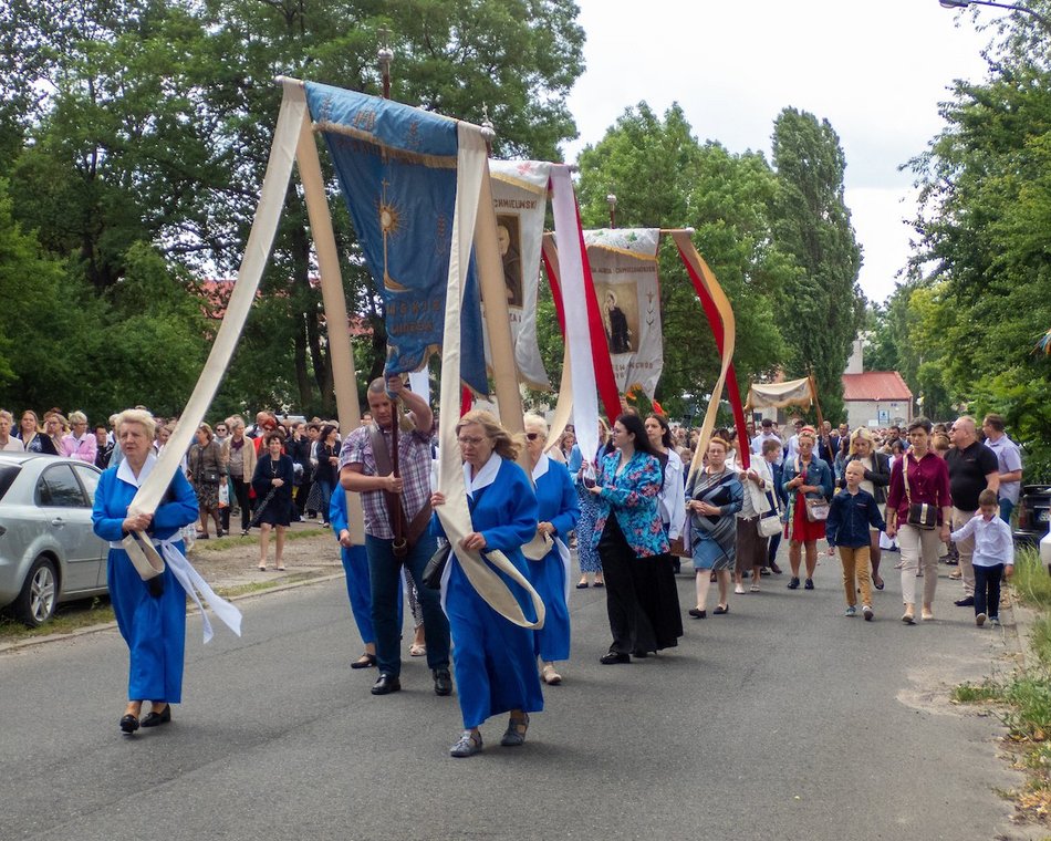 Łódź. Procesja Bożego Ciała na Widzewie w Łodzi. Wierni przeszli ulicami miasta