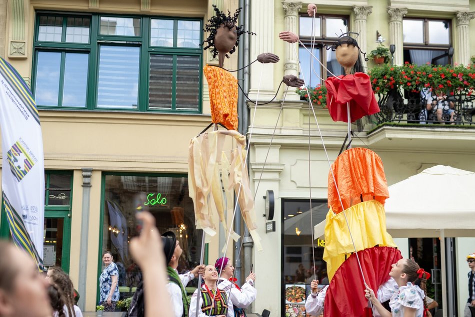 ludzie w strojach folkowych na ulicy