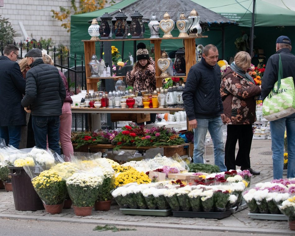 Trwa kwesta na Starym Cmentarzu w Łodzi