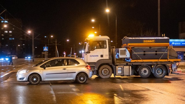 Nadchodzi gołoledź! Drogowcy z Łodzi będą nocą sypać solą ulice, chodniki i przystanki, by jej zapobiec!