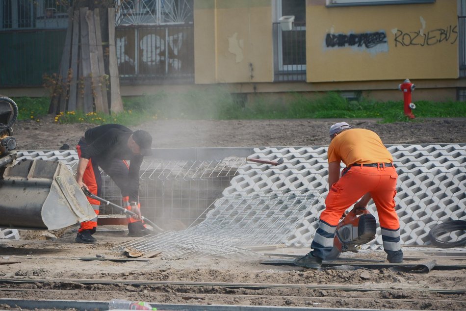 Kładą asfalt na Śmigłego-Rydza. Druga warstwa od Ronda Broniewskiego do centrum