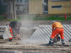 Kładą asfalt na Śmigłego-Rydza. Druga warstwa od Ronda Broniewskiego do centrum