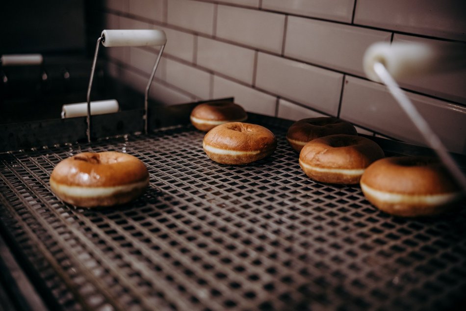 Łódź. Tłusty czwartek w Łodzi od kulis. Tak smaży się 5 tys. pączków w Gorącej Pączkarni!