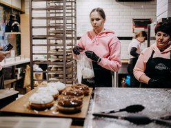 Łódź. Tłusty czwartek w Łodzi od kulis. Tak smaży się 5 tys. pączków w Gorącej Pączkarni!