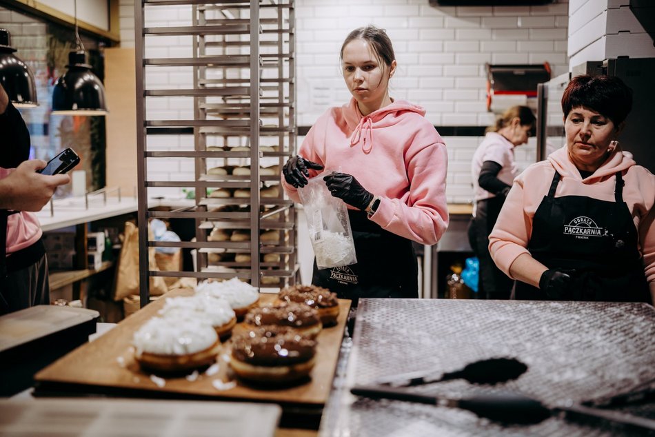 Łódź. Tłusty czwartek w Łodzi od kulis. Tak smaży się 5 tys. pączków w Gorącej Pączkarni!