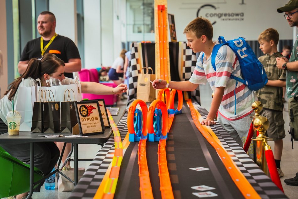 Łódź. Hot Wheels opanowały halę Expo Łódź! Setki miniatur aut, wyścigi na żywo i nie tylko!