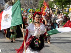 Feria barw przy Piotrkowskiej. Kolorowy pochód rozpoczął 15. edycję Folkowych Inspiracji