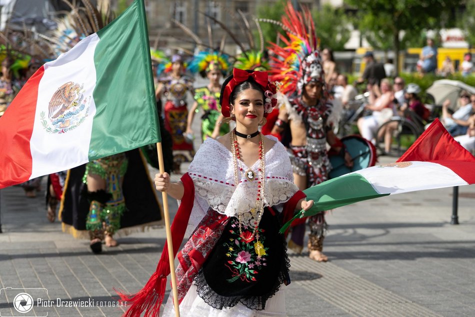 Feria barw przy Piotrkowskiej. Kolorowy pochód rozpoczął 15. edycję Folkowych Inspiracji