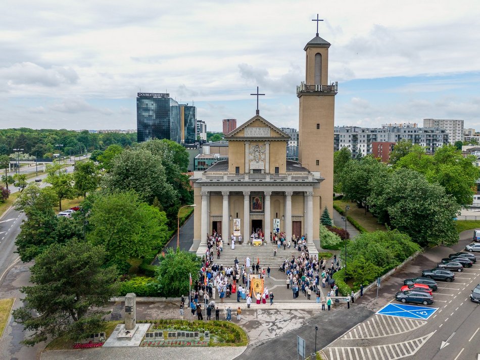 Łódź. Boże Ciało w Łodzi. Procesja z kościoła Matki Boskiej Zwycięskiej przeszła ulicami miasta