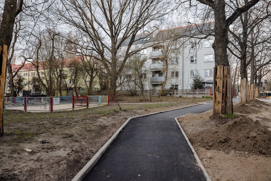 Łódź. Przędzalniana w Łodzi otwarta. Nowa jezdnia, chodniki i parkingi