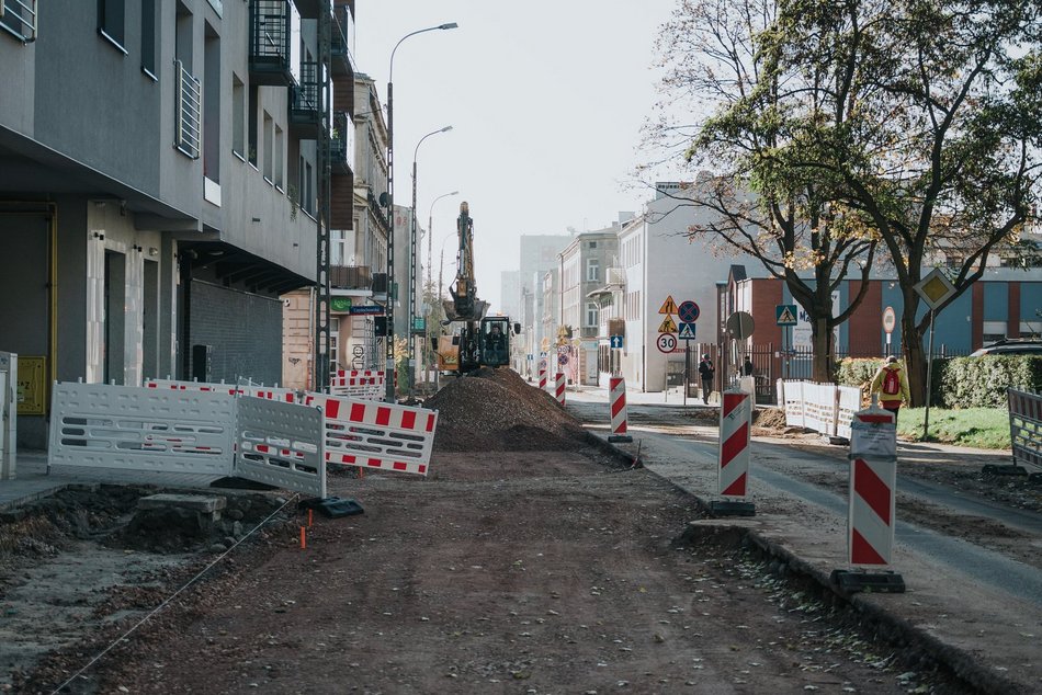 Remont Przędzalnianej w Łodzi nabrał tempa. Zerwali już połowę jezdni