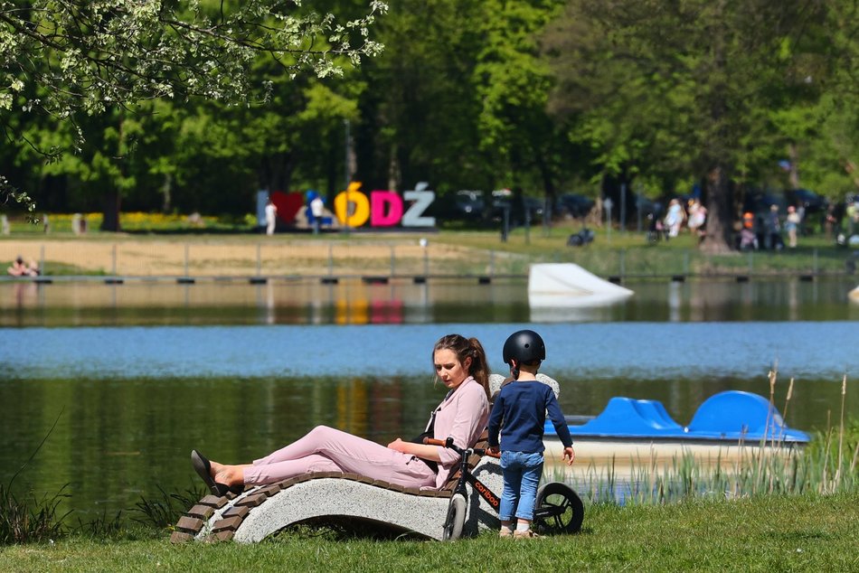 Łódź. Majówka na Stawach Stefańskiego w Łodzi. Słowiańska wioska, rowery wodne i grillowanie