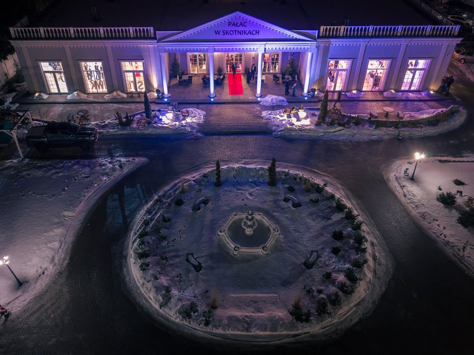 Łódź. Studniówka IV LO w Łodzi. Kreacje, które zapierały dech i radość na twarzach młodzieży