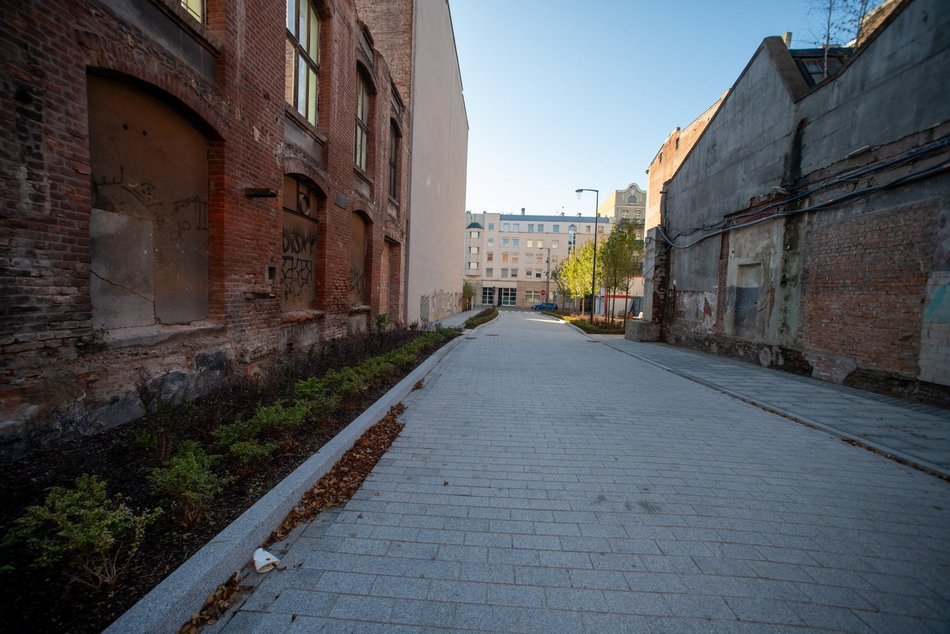 Pasaż łączący ul. Nawrot i plac Komuny Paryskiej