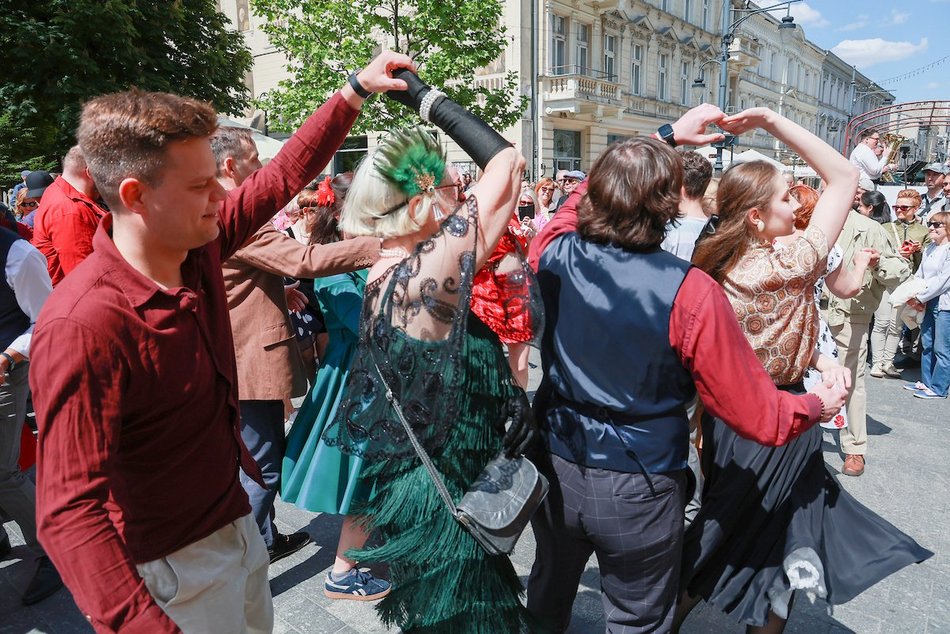 Łódź. Swingowy Spacer po Piotrkowskiej. Najbardziej roztańczona parada w Łodzi! Byłeś?
