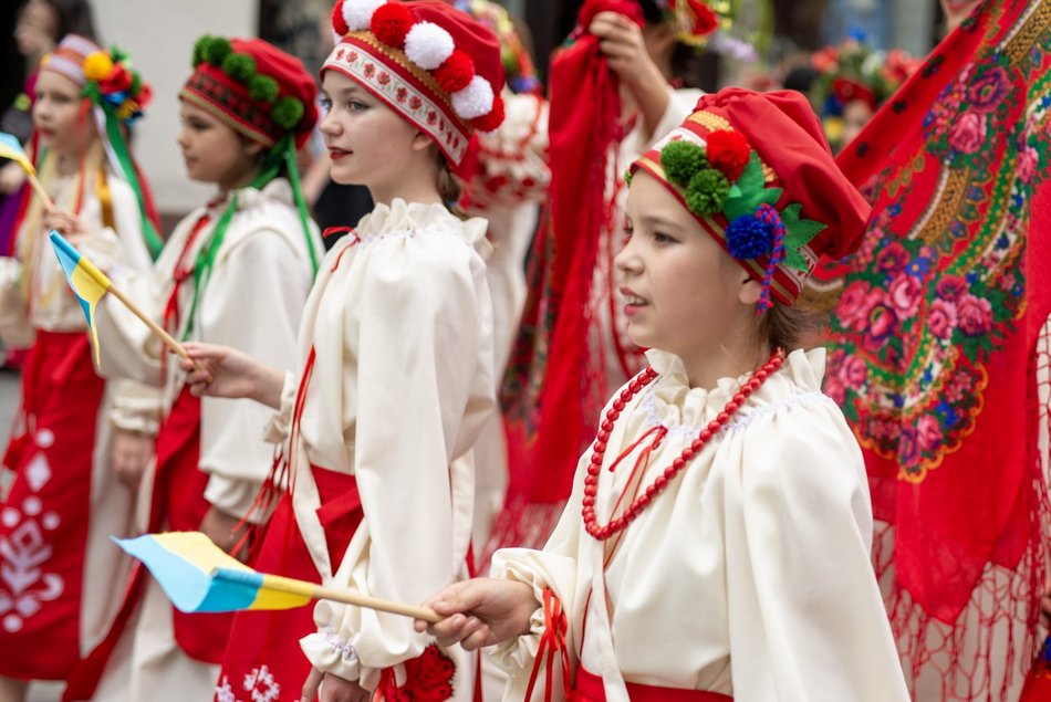 ludzie w strojach folkowych na ulicy