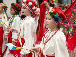 ludzie w strojach folkowych na ulicy