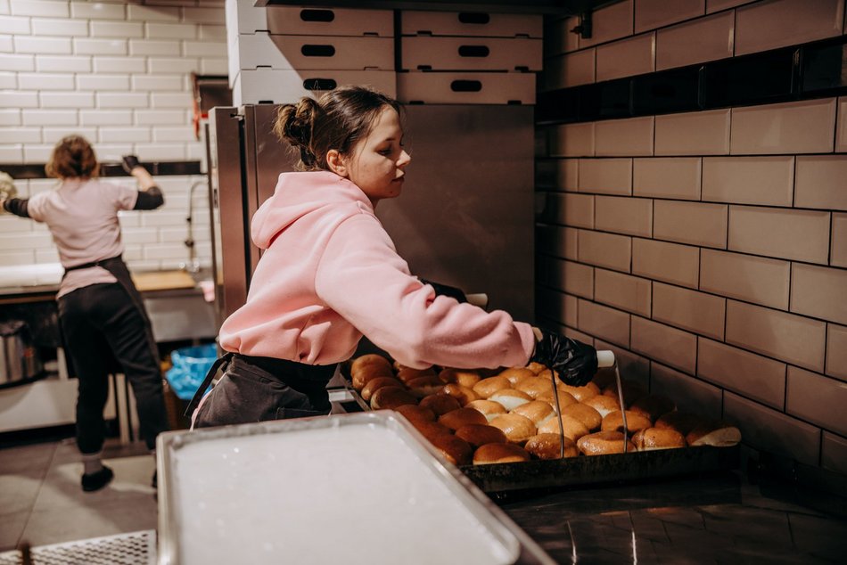 Łódź. Tłusty czwartek w Łodzi od kulis. Tak smaży się 5 tys. pączków w Gorącej Pączkarni!