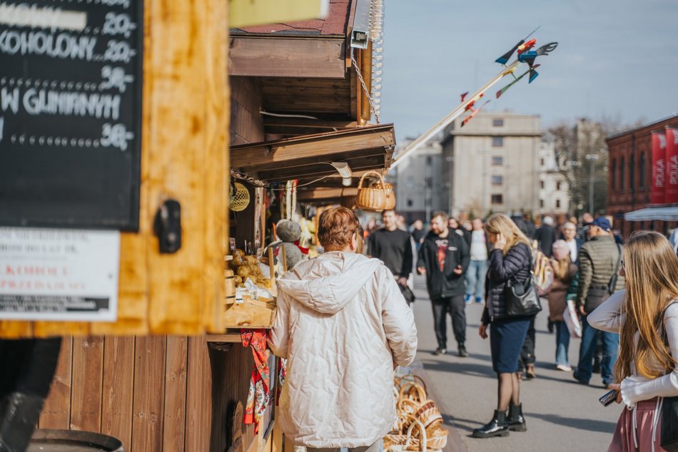 Łódź. Jarmark Wielkanocny w Manufakturze. Regionalne przysmaki, świąteczne ozdoby i więcej