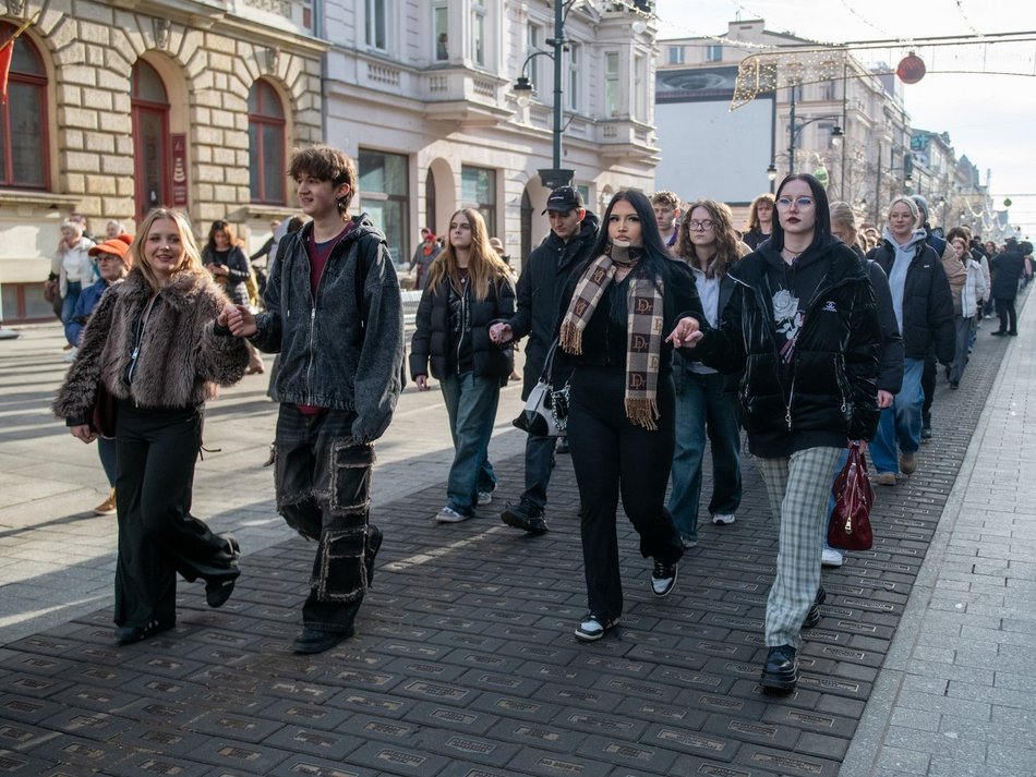 Łódź. Polonez dla Łodzi. Tłumy maturzystów zatańczyły na Piotrkowskiej. Razem z nimi łodzianie!