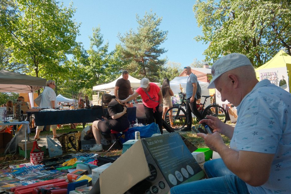 Łódź. Targ Staroci na Księżym Młynie w Łodzi. Unikatowe przedmioty, ceramika, biżuteria i tłumy łodzian