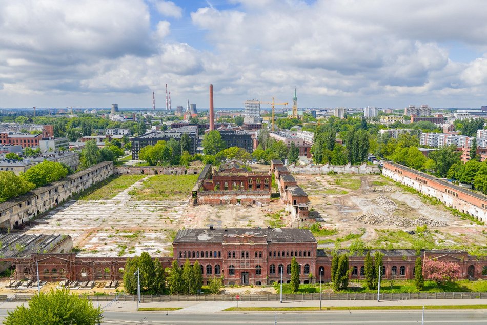 Łódź. Słynna fabryka Uniontex w Łodzi w trakcie remontu. Odwiedził ją Jan Paweł II