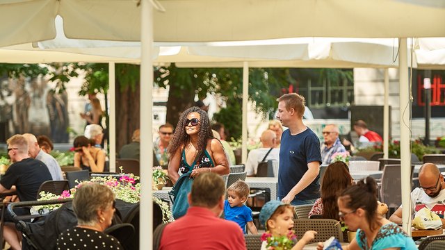 Restauracje w Łodzi rozpoczęły sezon ogródkowy. Łodzianie mogą już cieszyć się jedzeniem na zewnątrz!
