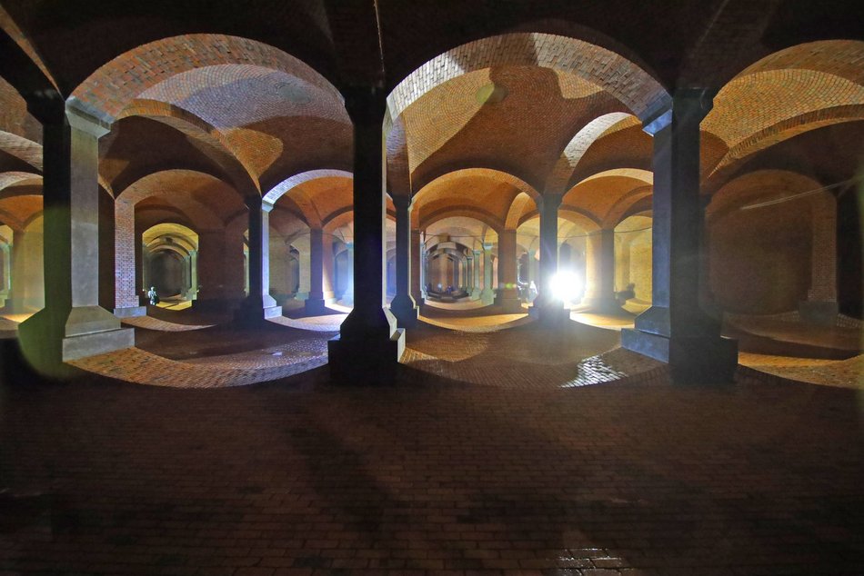 Zwiedzanie podziemnej katedry na Stokach z okazji 600. Urodzin Łodzi