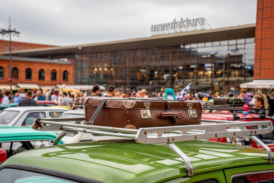 Łódź. Parada maluchów w Manufakturze! Kultowe fiaty 126p ciągle w modzie